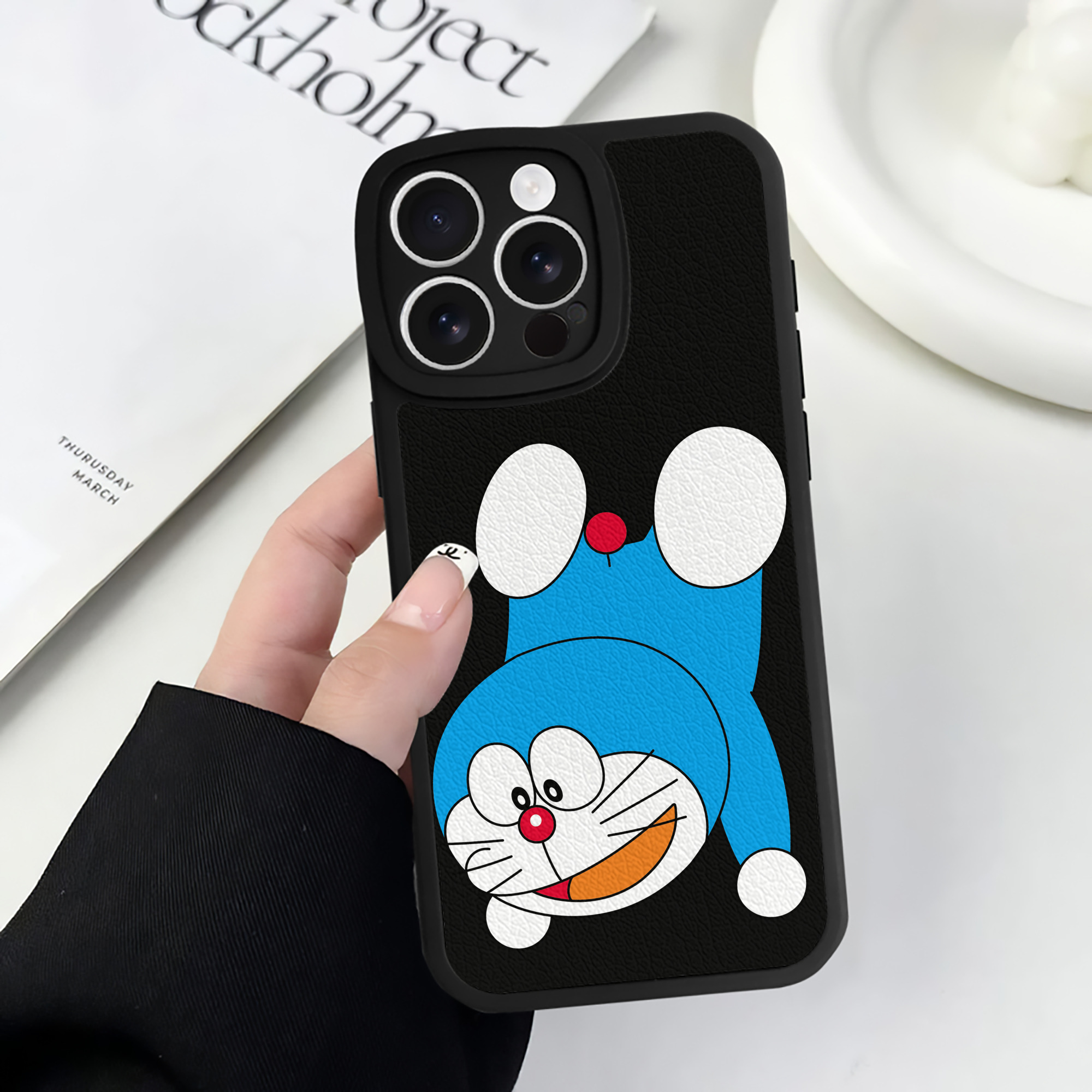 （画像用） ドラえもん Doraemon 【iPhone 16シリーズ対応】シリコンスマホケース（レザー調） 材質：シリコン